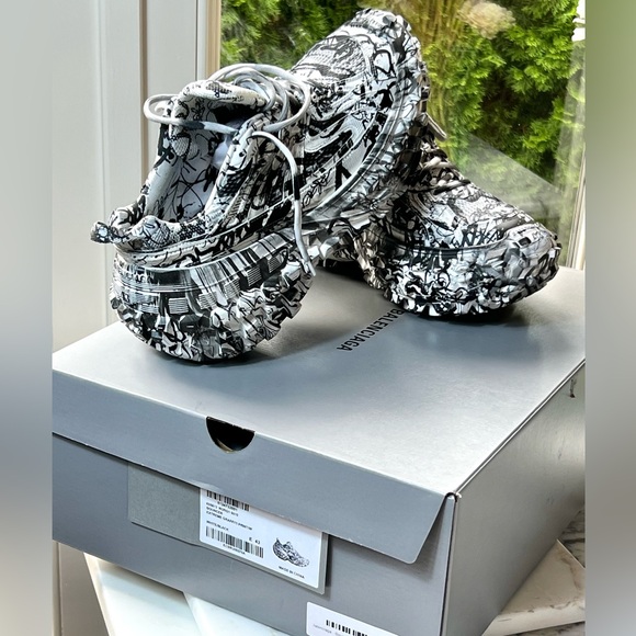 New and authentic Balenciaga Extreme Graffiti Print Sneakers. Size 43. Boxed - Picture 11 of 14